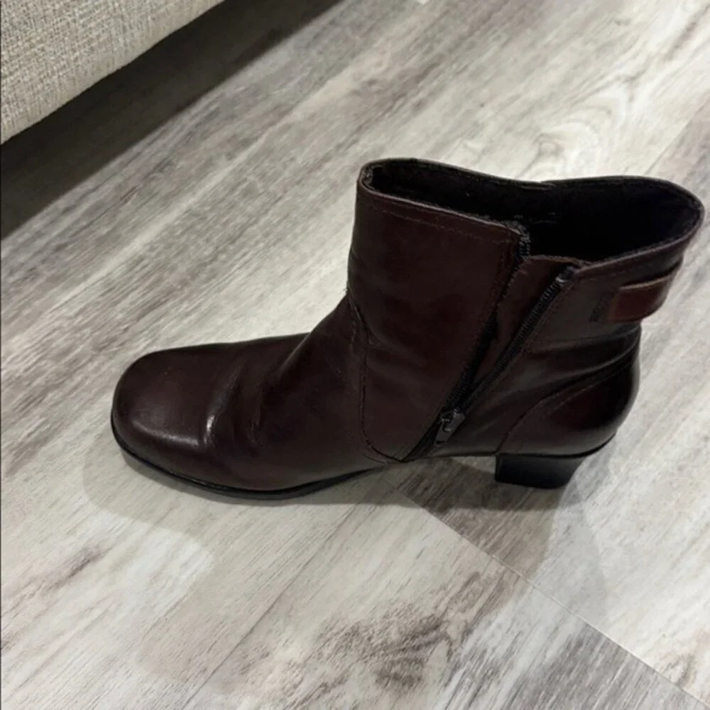 Clarks brown  Chocolate Leather Buckle Boots 9 m
